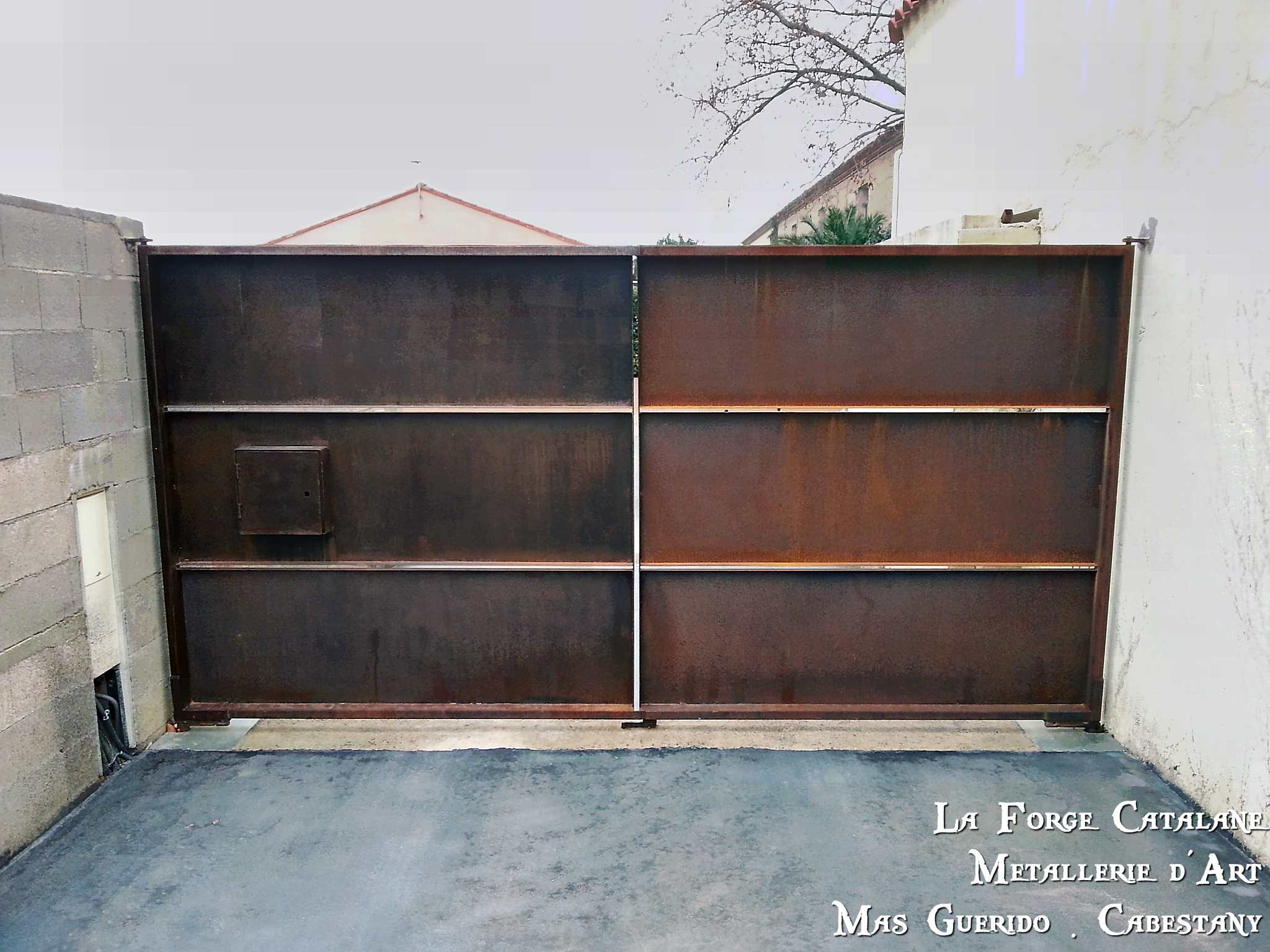 portail caisson tole simple face rouille forge catalane.jpg